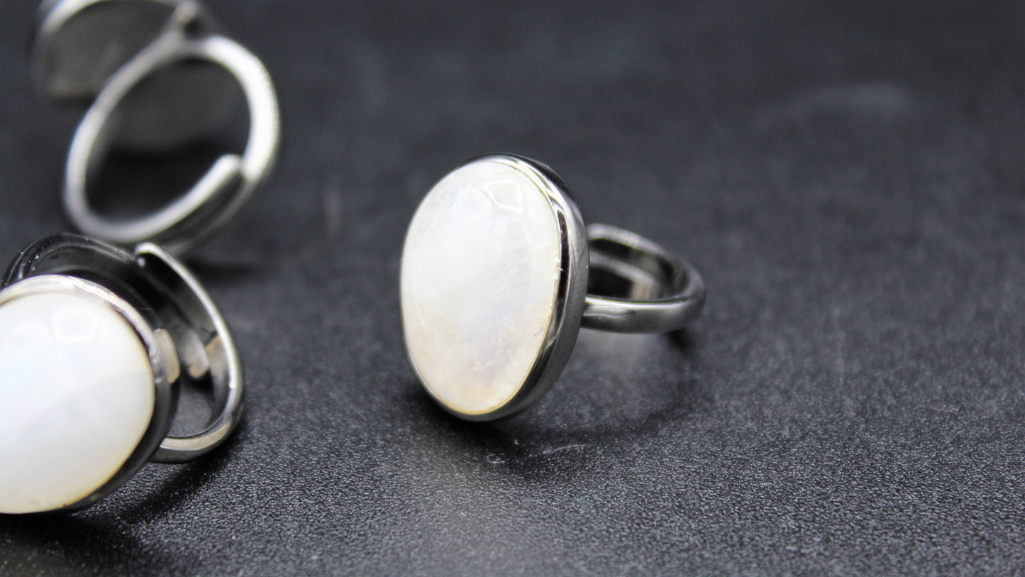 Anello in argento nero fatto a mano con pietra di luna