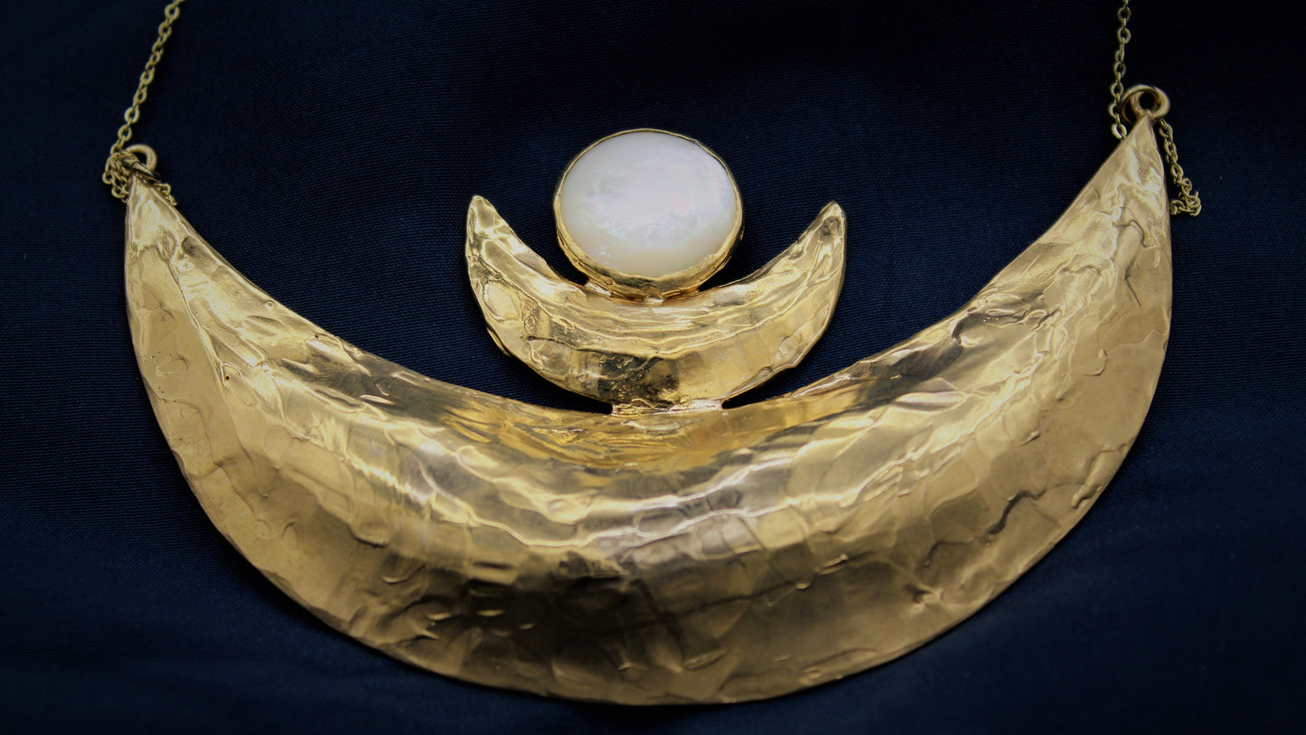 TRIPLICE LUNA -collana in bronzo e madreperla-