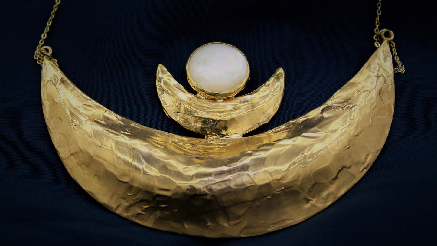 TRIPLICE LUNA -collana in bronzo e madreperla-