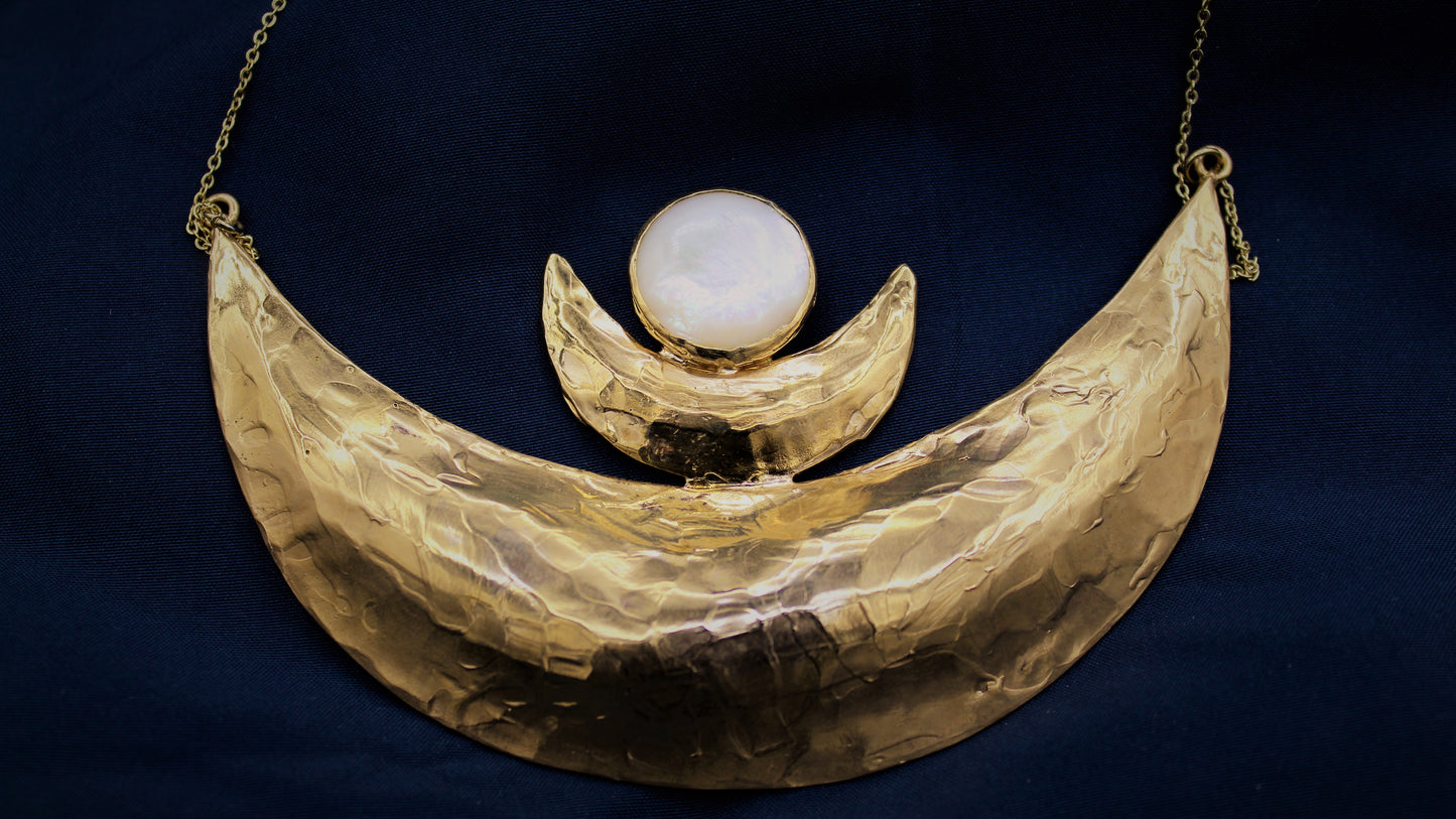 TRIPLICE LUNA -collana in bronzo e madreperla-