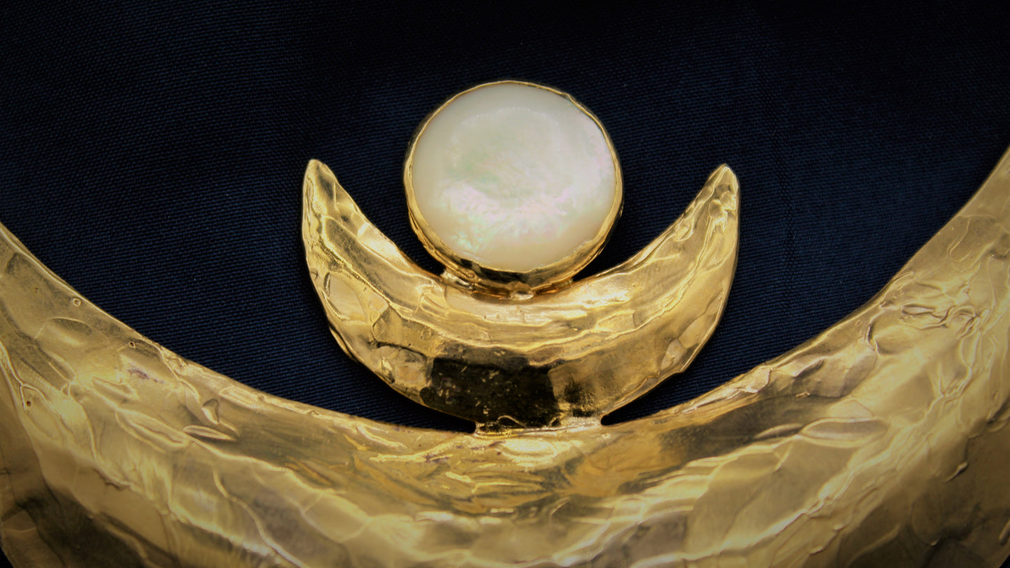 TRIPLICE LUNA -collana in bronzo e madreperla-