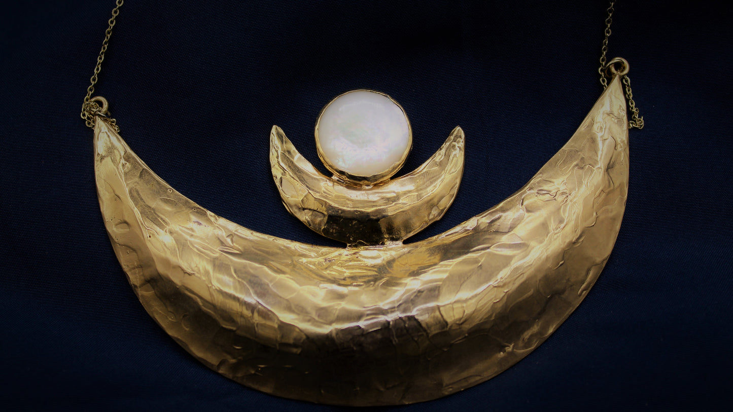 TRIPLICE LUNA -collana in bronzo e madreperla-