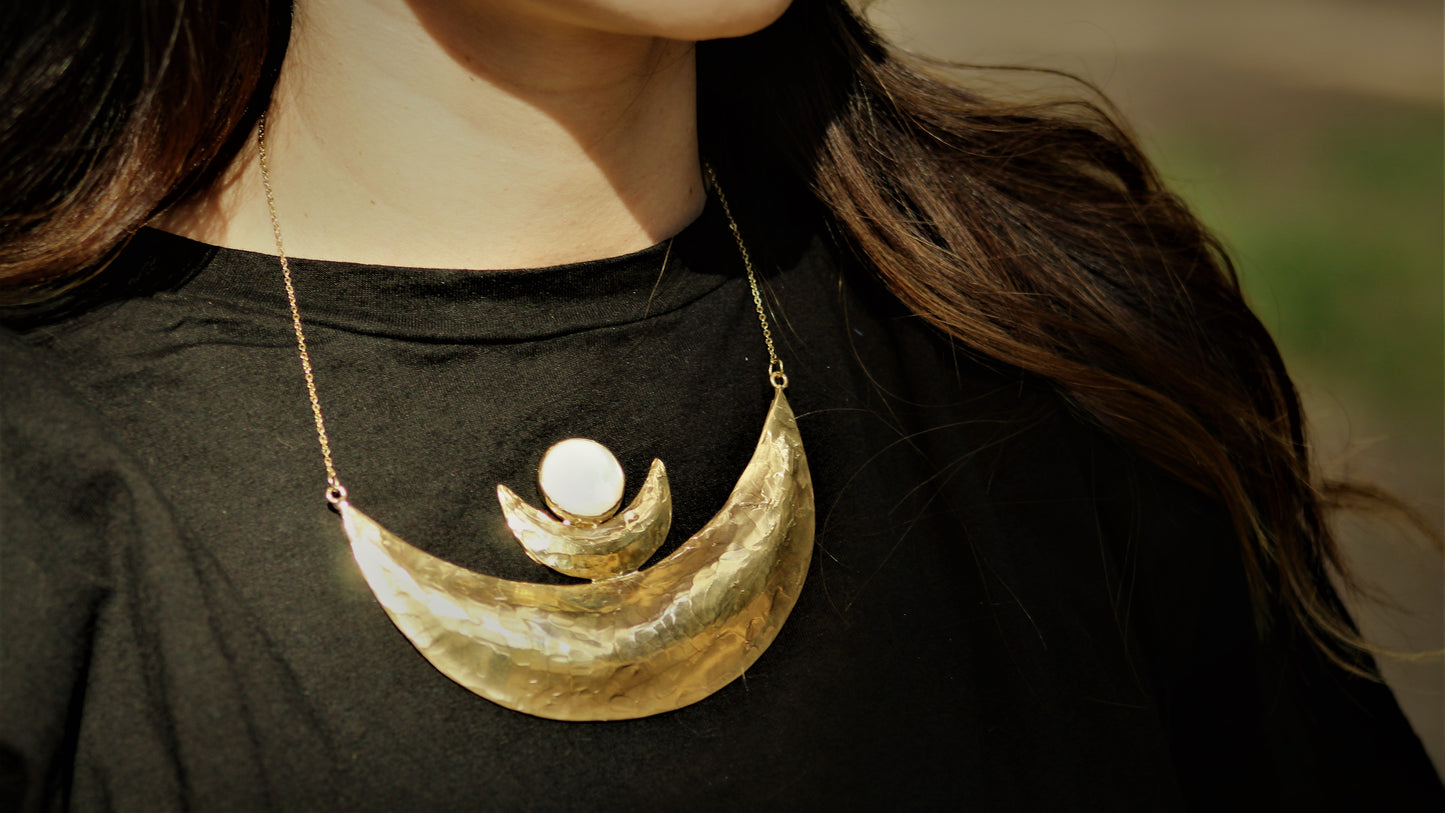TRIPLICE LUNA -collana in bronzo e madreperla-