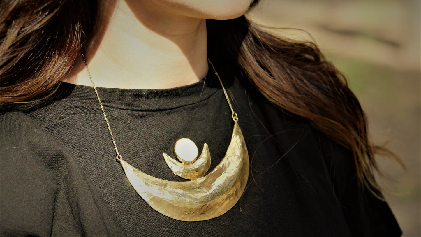 TRIPLICE LUNA -collana in bronzo e madreperla-