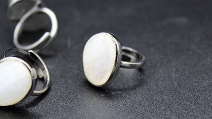Anello in argento nero fatto a mano con pietra di luna
