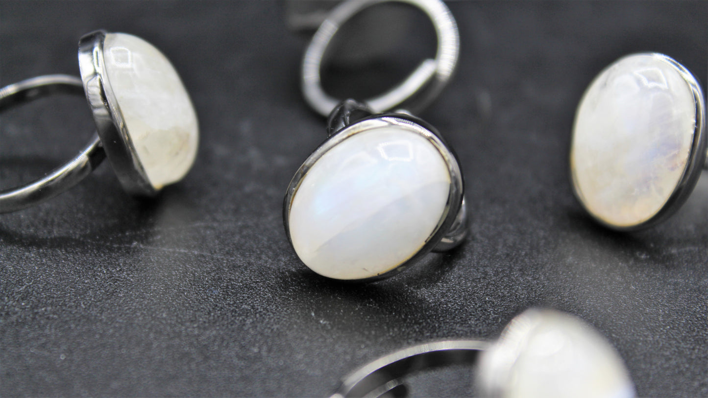 Anello in argento nero fatto a mano con pietra di luna