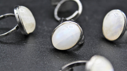 Anello in argento nero fatto a mano con pietra di luna