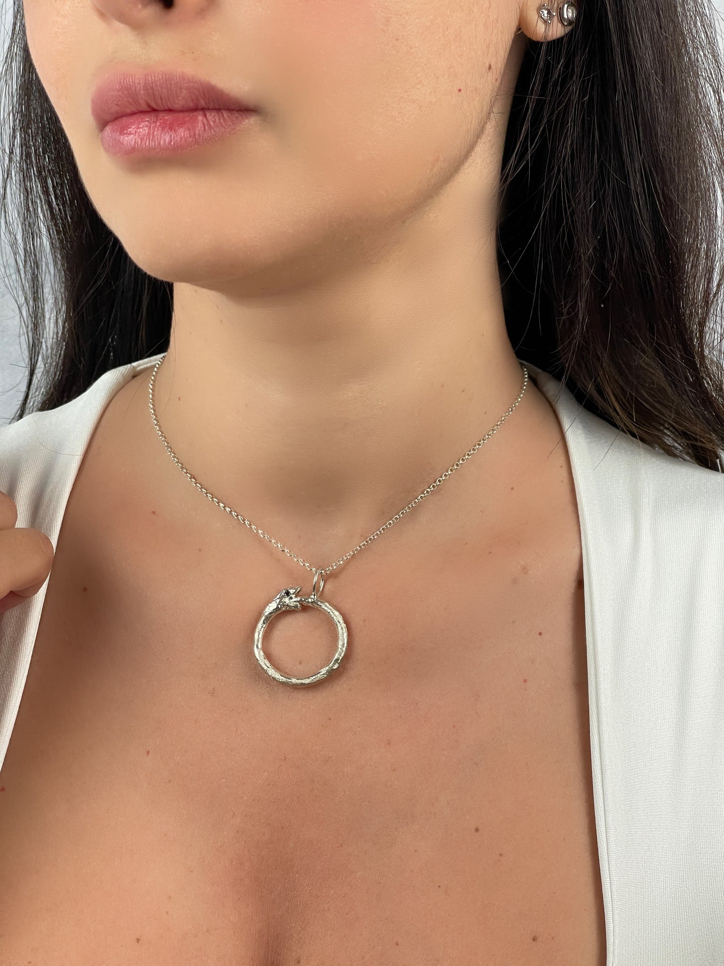 Ciondolo uroboro argento e diamante nero