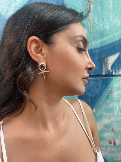 Ankh Egizio mono orecchino in argento con Granato