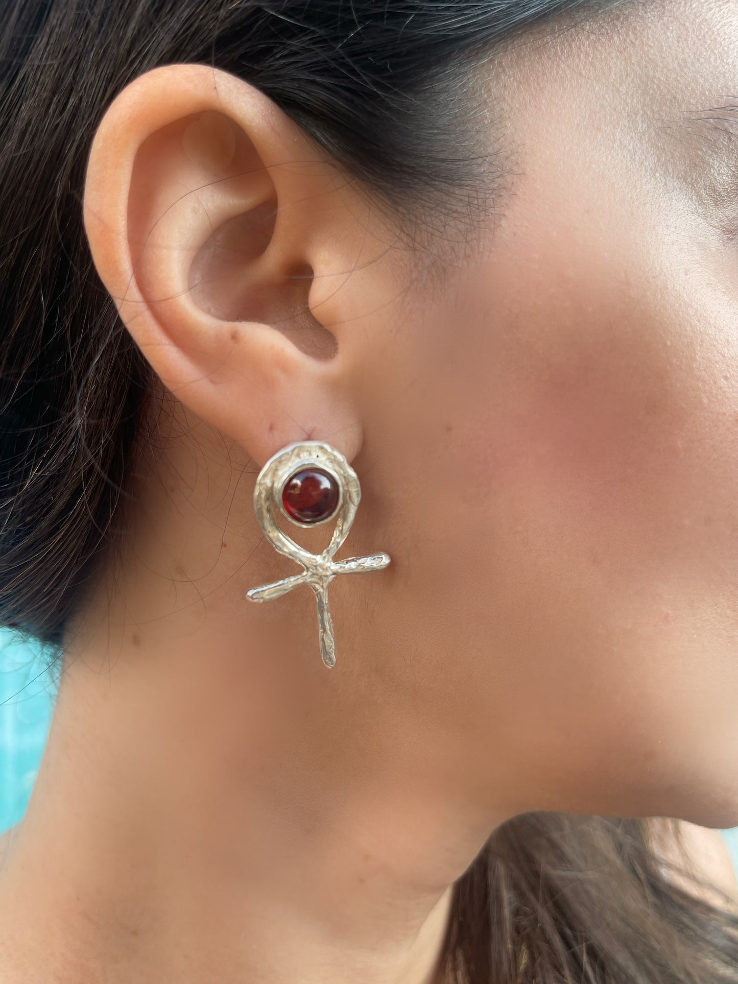 Ankh Egizio mono orecchino in argento con Granato