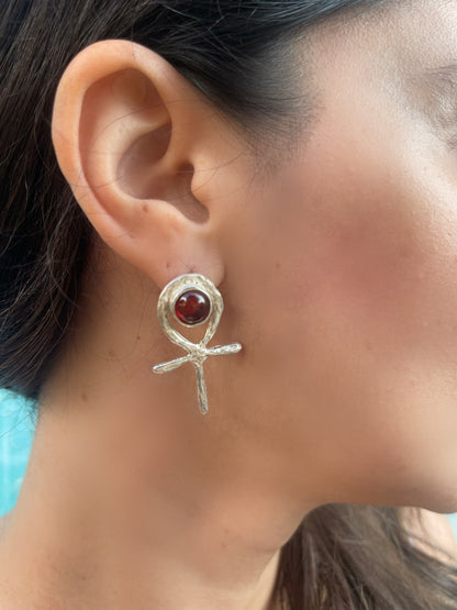 Ankh Egizio mono orecchino in argento con Granato