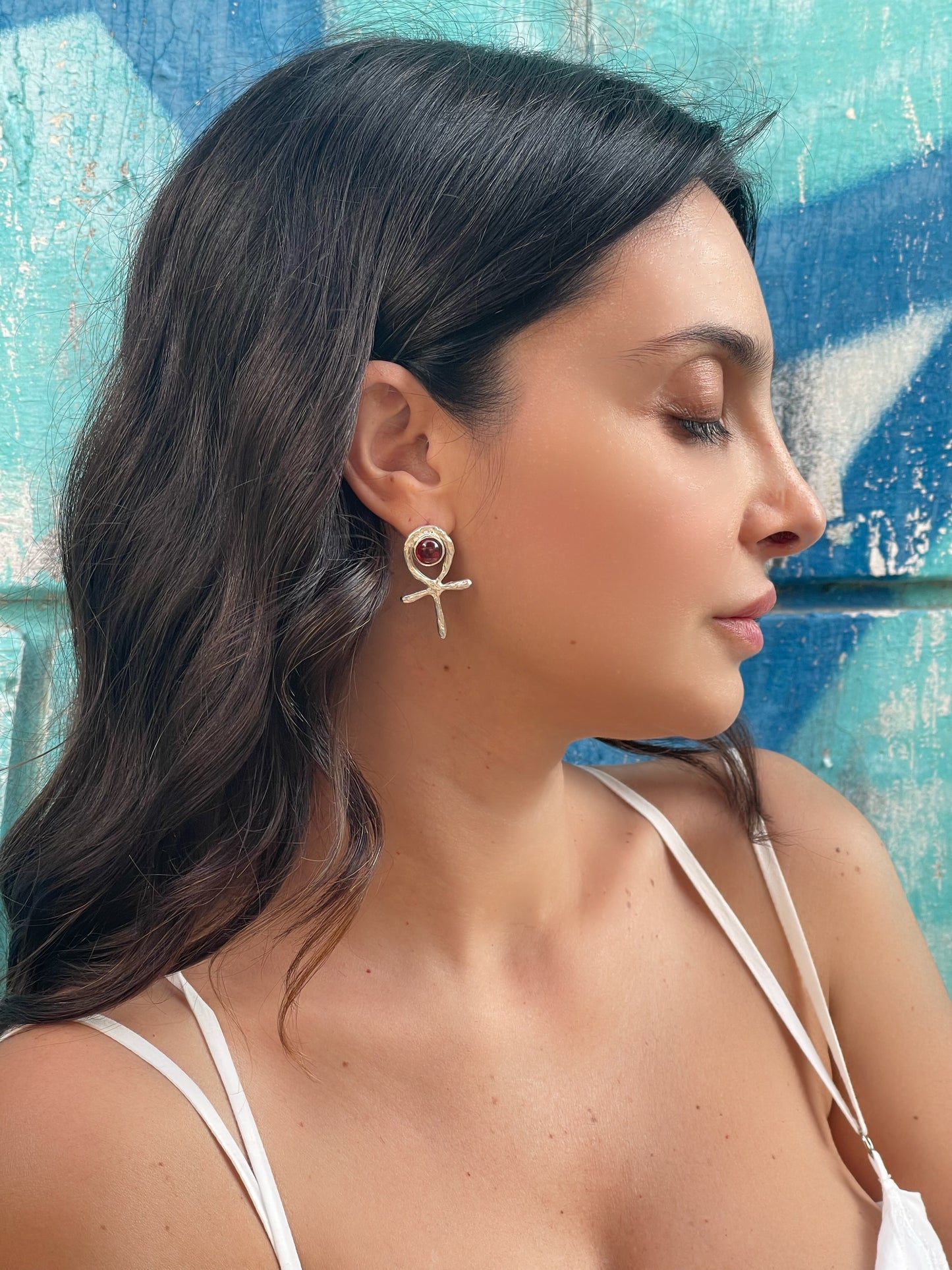 Ankh Egizio mono orecchino in argento con Granato