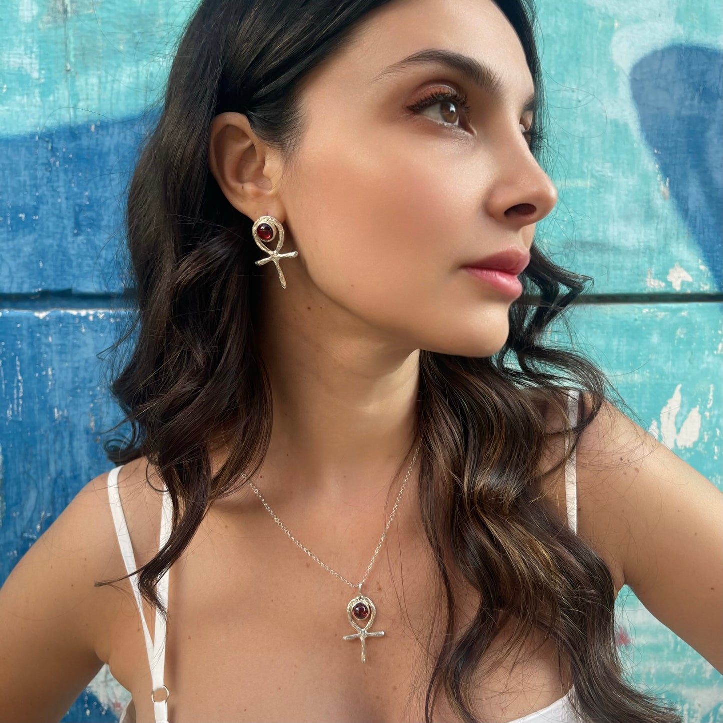 Ankh Egizio mono orecchino in argento con Granato