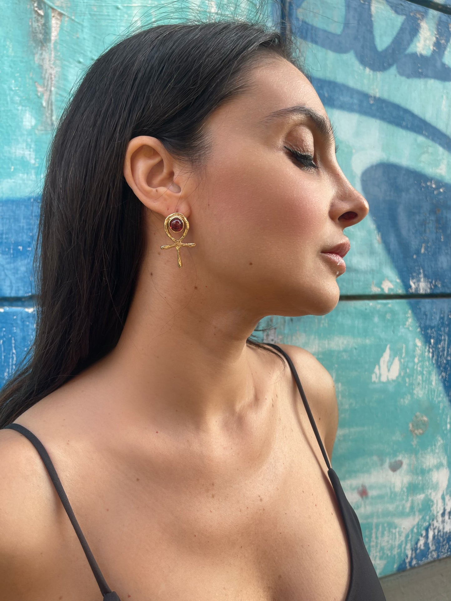 Ankh Egizio mono orecchino in bronzo con Rodolite