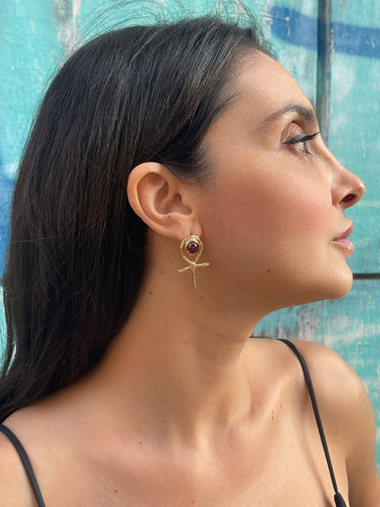 Ankh Egizio mono orecchino in bronzo con Rodolite