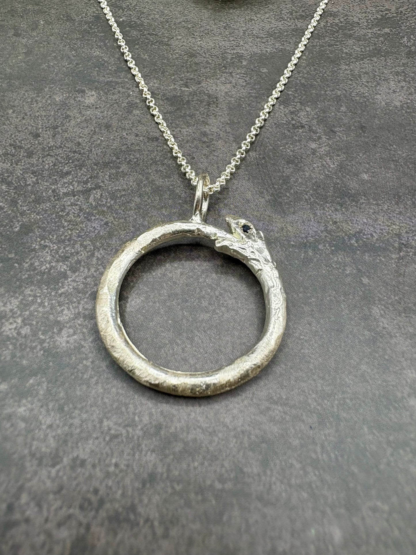 Ciondolo uroboro argento e diamante nero