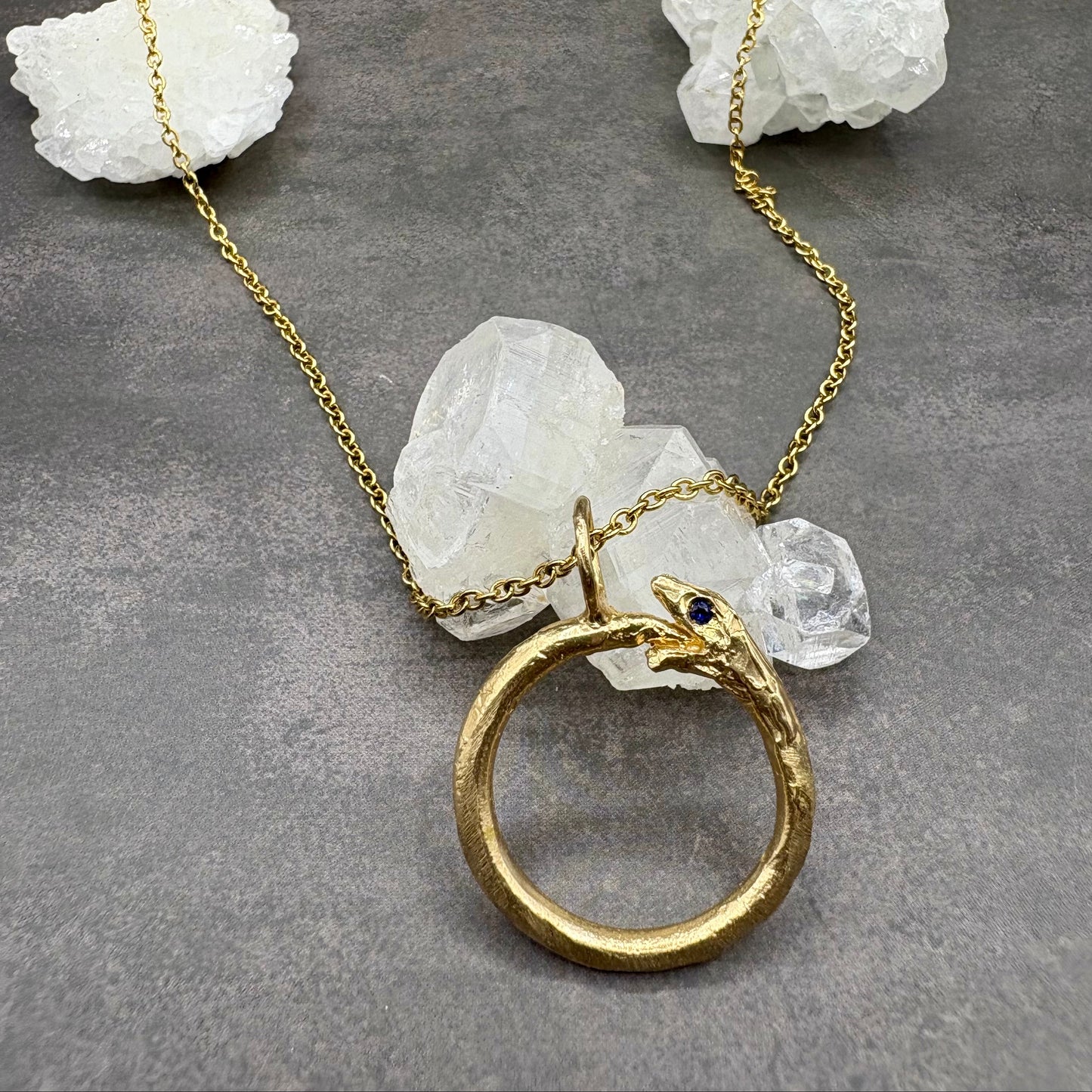 Ciondolo uroboro bronzo e zaffiro