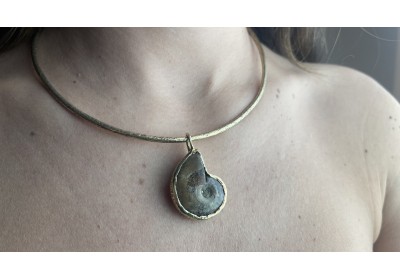 Choker in bronzo con ammonite