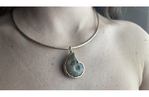 Choker in bronzo con ammonite