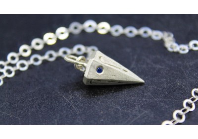 Pendolino collana in argento satinato con zircone blu 