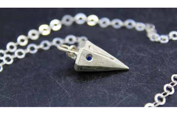 Pendolino collana in argento satinato con zircone blu 